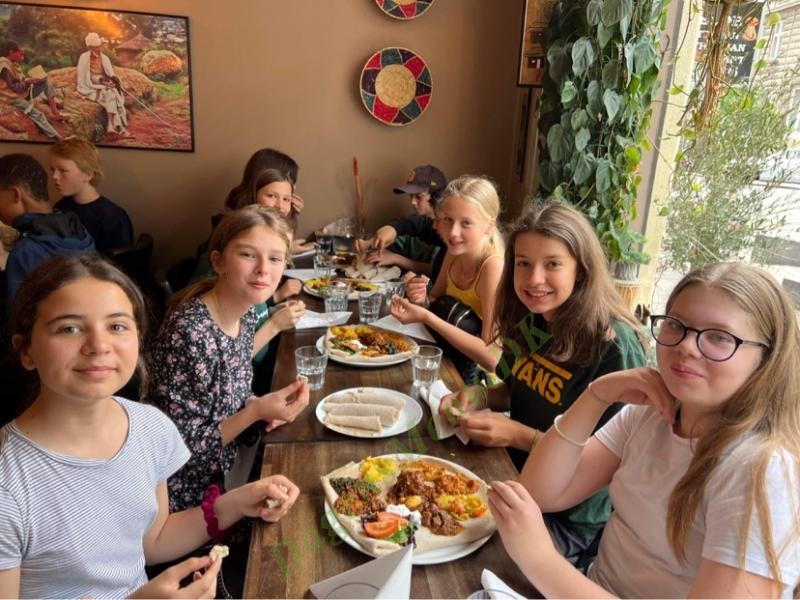 Guests sharing a meal together around a table at Hidmona
